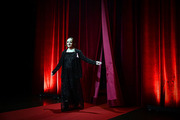<span style='display:inline-block; background-color:#DF071E; width: 100%;padding:5px;'>Dominique Blanc</span>