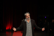 <span style='display:inline-block; background-color:#DF071E; width: 100%;padding:5px;'>Gustave Kervern</span>