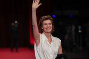 <span style='display:inline-block; background-color:#DF071E; width: 100%;padding:5px;'>Irène Jacob</span>