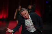 <span style='display:inline-block; background-color:#DF071E; width: 100%;padding:5px;'>Franck Dubosc</span>