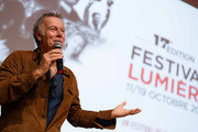 <span style='display:inline-block; background-color:#DF071E; width: 100%;padding:5px;'>Franck Dubosc</span>