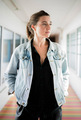 <span style='display:inline-block; background-color:#DF071E; width: 100%;padding:5px;'>Nina Meurisse</span>