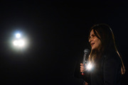 <span style='display:inline-block; background-color:#DF071E; width: 100%;padding:5px;'>Juliette Binoche</span>