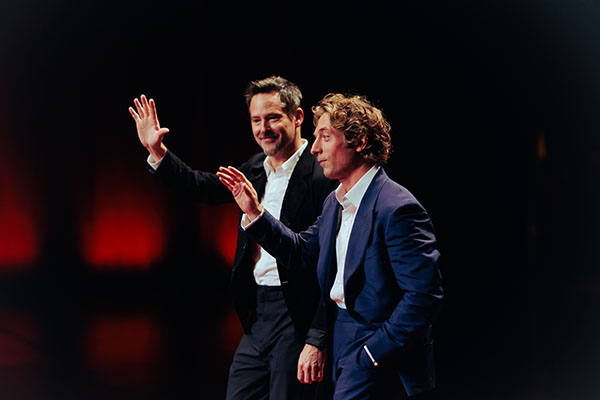 <span style='display:inline-block; background-color:#DF071E; width: 100%;padding:5px;'>Scott Cooper et Jeremy Allen White</span>