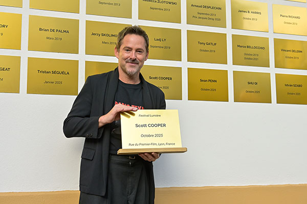 <span style='display:inline-block; background-color:#DF071E; width: 100%;padding:5px;'>Scott Cooper</span>