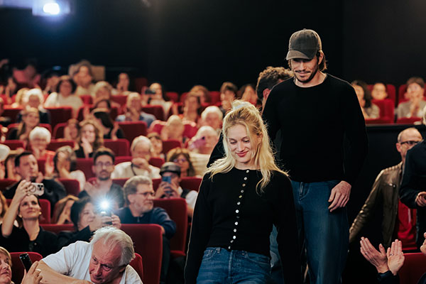 <span style='display:inline-block; background-color:#DF071E; width: 100%;padding:5px;'>Nadia Tereszkiewicz et François Civil</span>