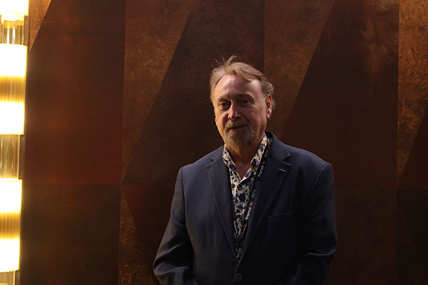 <span style='display:inline-block; background-color:#DF071E; width: 100%;padding:5px;'>Javier Espada</span>