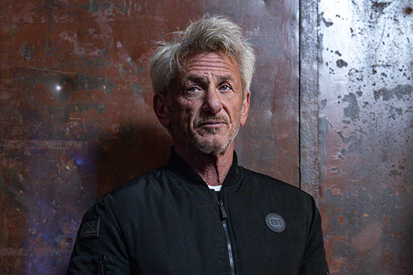 <span style='display:inline-block; background-color:#DF071E; width: 100%;padding:5px;'>Sean Penn</span>