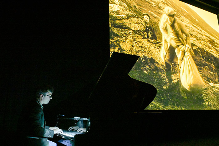 <span style='display:inline-block; background-color:#DF071E; width: 100%;padding:5px;'>CINÉ-CONCERT Les Proscrits de Victor Sjöström - Accompagnement au piano par Fred Escoffier </span>