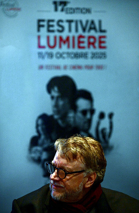 <span style='display:inline-block; background-color:#DF071E; width: 100%;padding:5px;'>Guillermo del Toro</span>