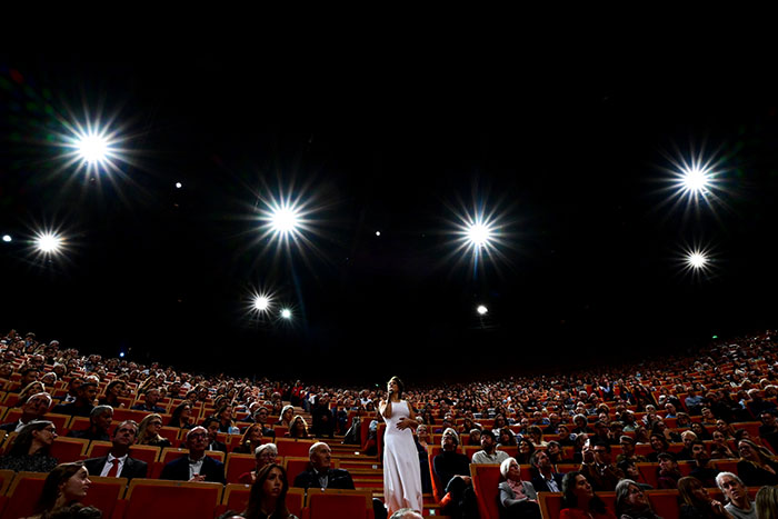 <span style='display:inline-block; background-color:#DF071E; width: 100%;padding:5px;'>Camélia Jordana</span>