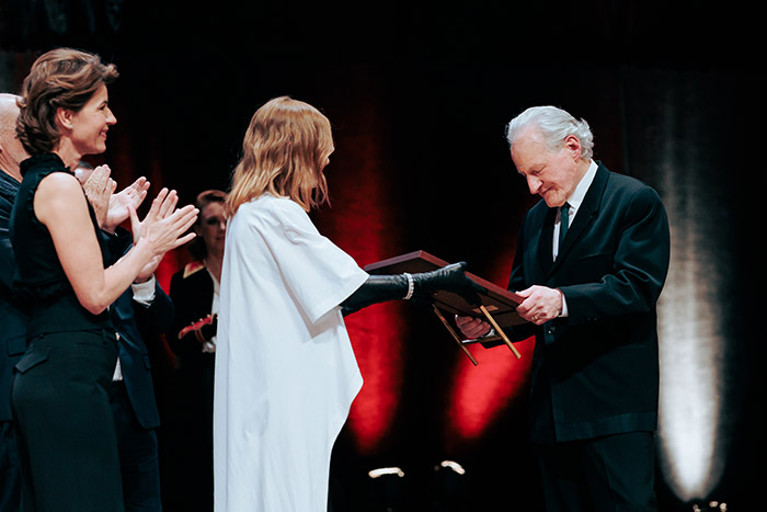 <span style='display:inline-block; background-color:#DF071E; width: 100%;padding:5px;'>Isabelle remet le prix Lumière à Michael Mann</span>