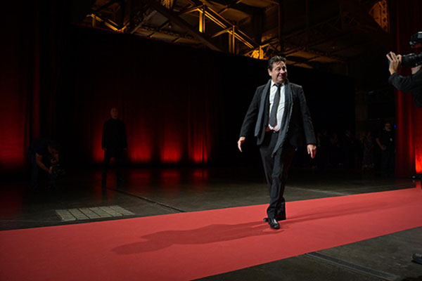 <span style='display:inline-block; background-color:#DF071E; width: 100%;padding:5px;'>Laurent Gerra</span>